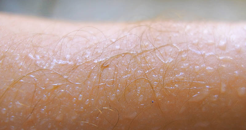 Nahaufnahme Schweiß auf Haut