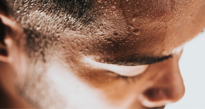 Schweißflecken auf Stirn