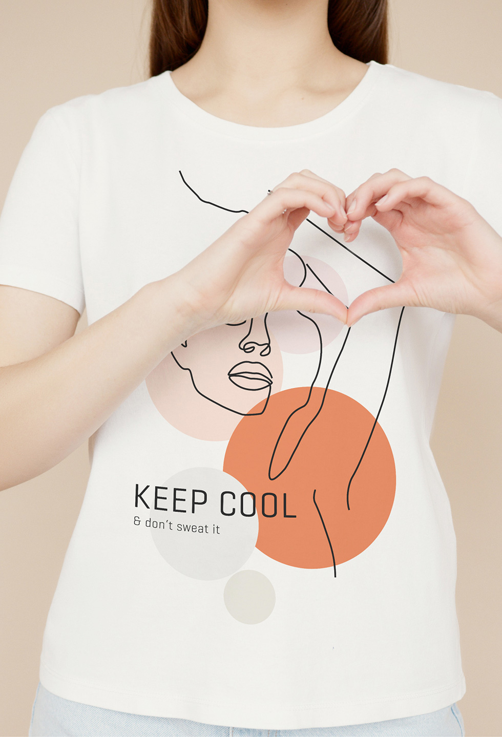 Frau mit Keep Cool T-Shirt macht ein Herz mit ihren Händen