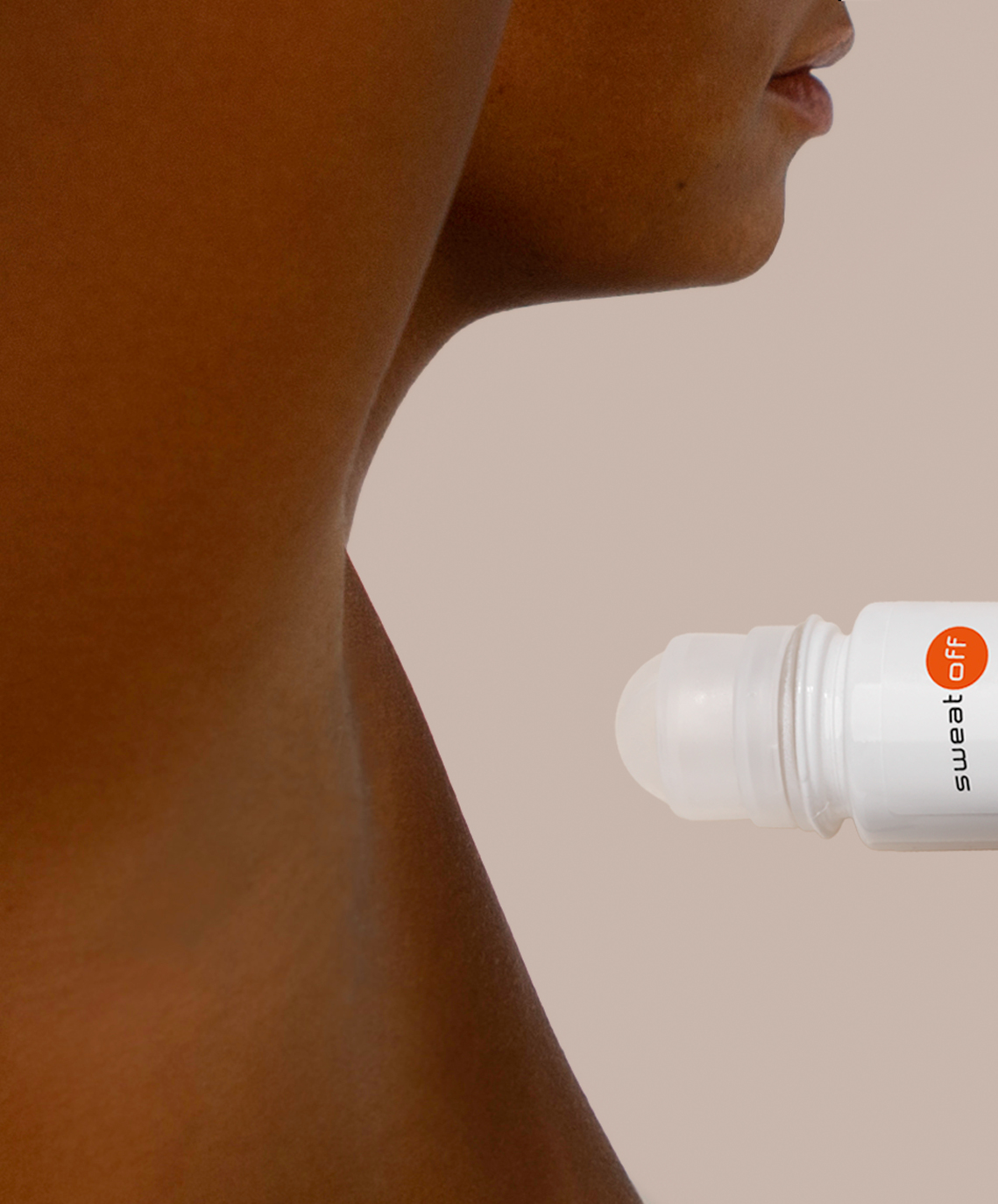 Roll-On geöffnet vor einer Achsel