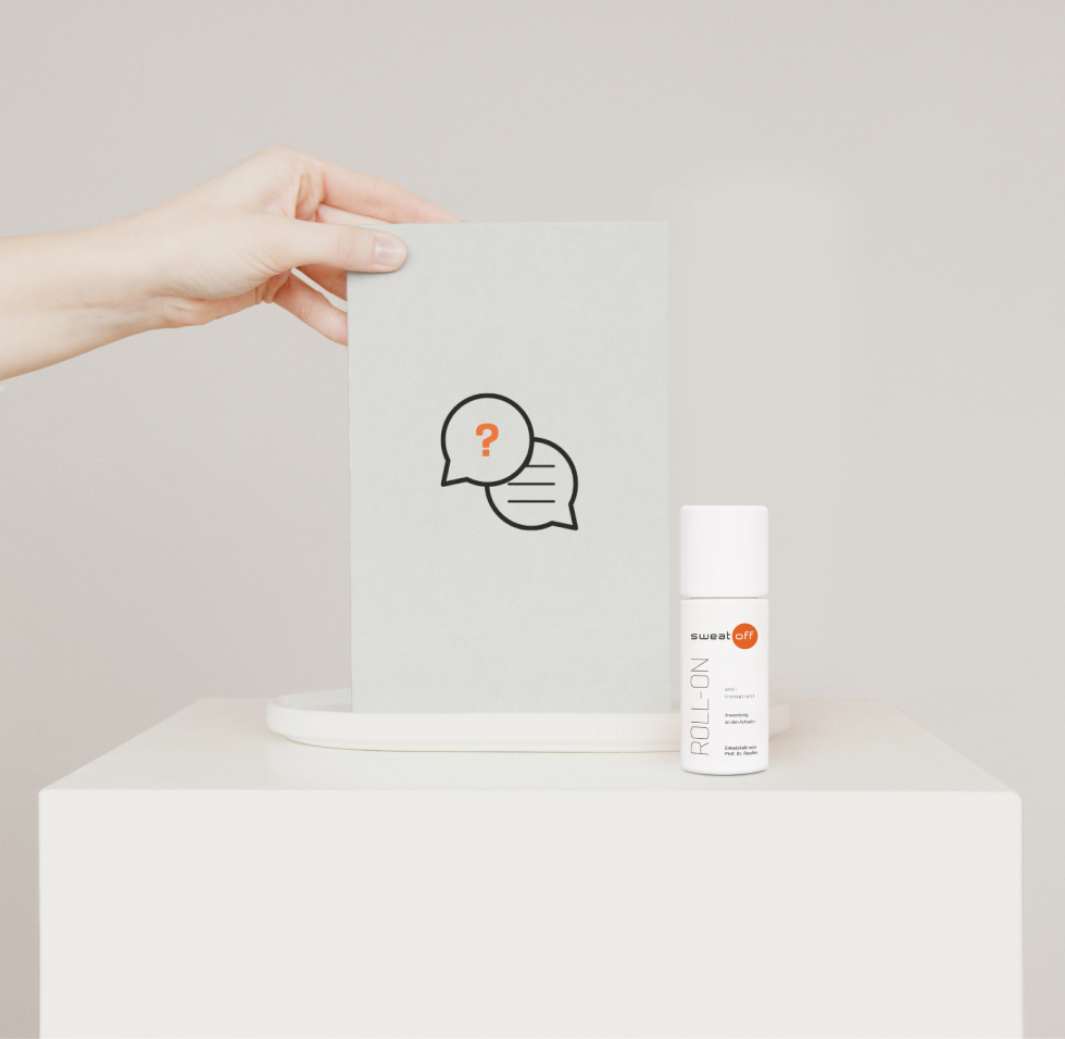 Hand hält FAQ-Schild roll-on steht rechts daneben