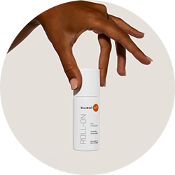 Bild einer Hand mit einem Sweat-Off Roll-On für die Kategorie - Sweat-Off Bestseller