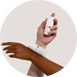 ein Arm zu sehen, in der Hand liegt ein Antitranspirant Gel und davor noch ein Arm, worauf auch ein Antitranspirant Gel liegt.