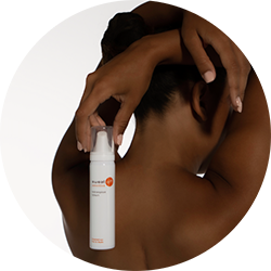 Frau mit dunklen Haaren, hält den Schaum über ihren Kopf hinter ihren Rücken