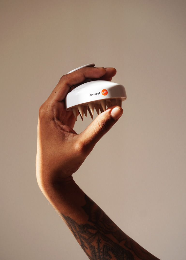 Hand hält den Brush am Griff und der Daumen berührt die Spitzen des Brush